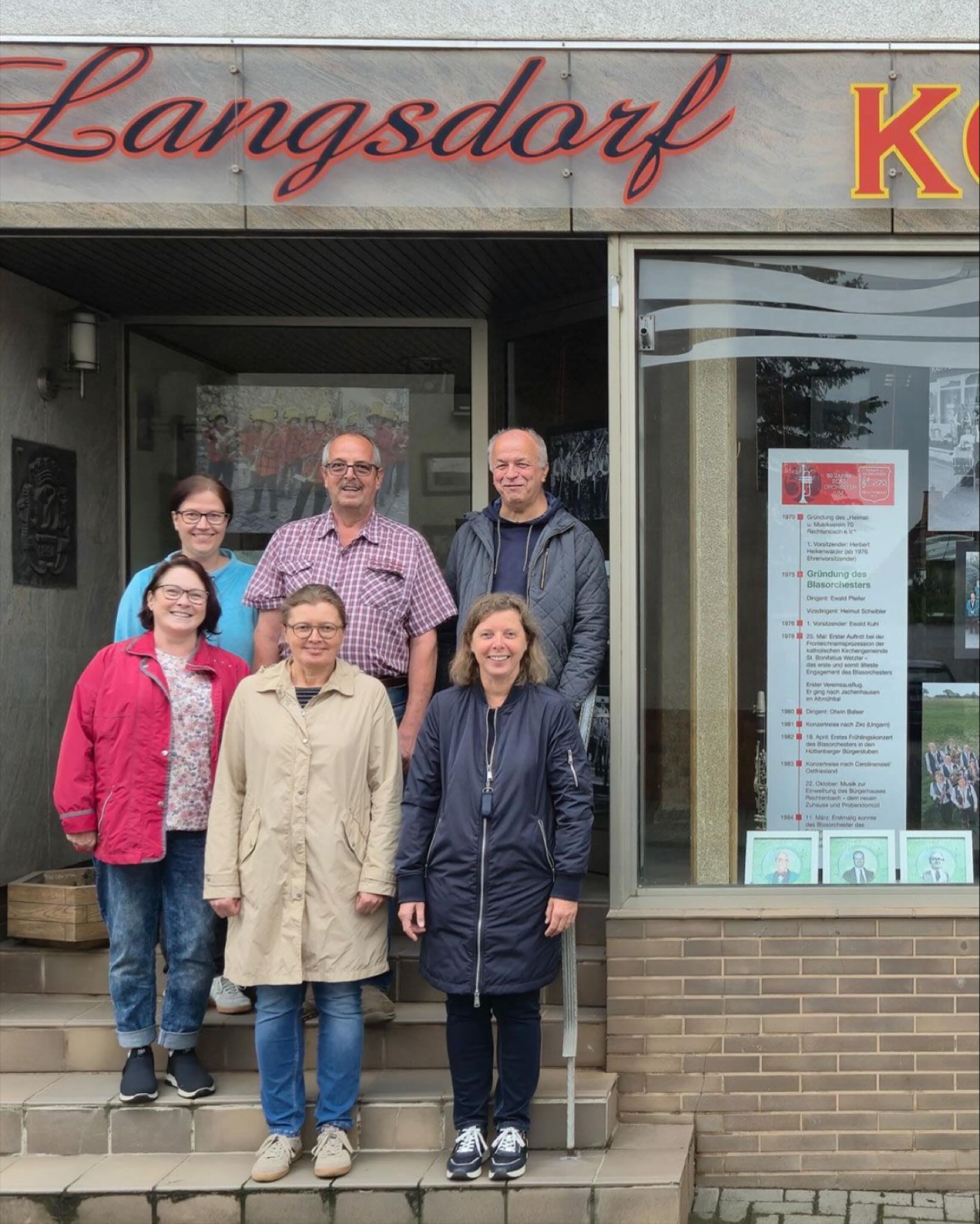 🎶 50 Jahre Blasorchester Rechtenbach 🎶
Die Jubiläumsausstellung zieht um: Nach 6 Wochen im Rathaus sind die Highlights jetzt dauerhaft in den Schaufenstern der ehemaligen Bäckerei Langsdorf an der Frankfurter Straße in Rechtenbach zu sehen.

🙏 Dank an Harald Langsdorf & das engagierte Orga-Team – so bleibt unsere Orchester-Geschichte mitten im Ort lebendig!

https://www.musikverein-rechtenbach.de/2025/09/20/50-jahre-blasorchester-ausstellung-jetzt-im-ortszentrum/