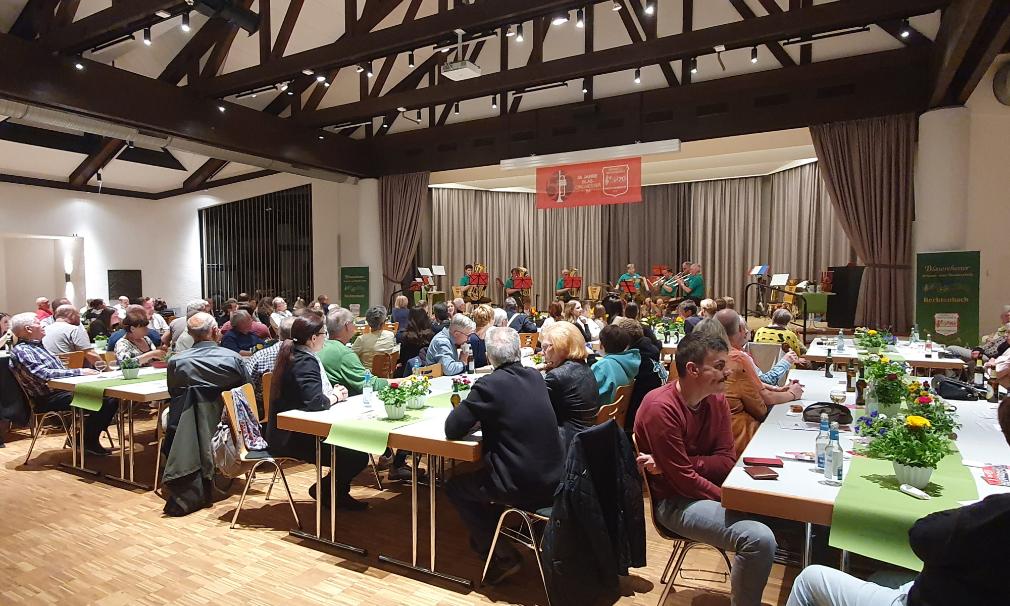 Blick über das Publikum auf die Bühne beim "Potpourri" am 22.3.2025