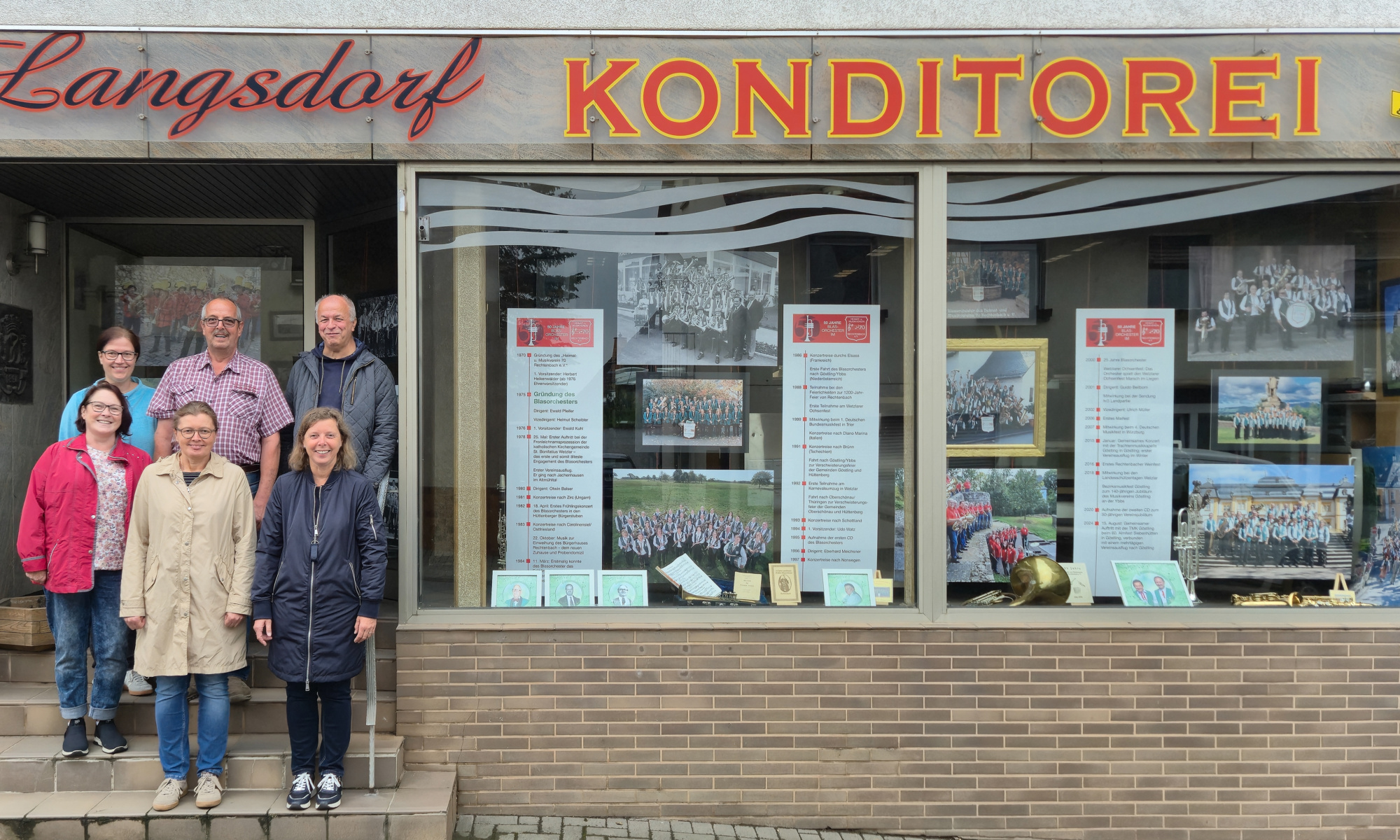 Hinten v.l.: Silke Braun, Harald Langsdorf, Udo Watz; vorne v.l.: Langsdorfs Lebensgefährtin Simone Leonhardt, Heike Schneider und Astrid Schneider stehen vor den Schaufenstern der ehemaligen Bäckerei Langsdorf.