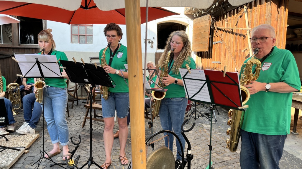 Happy Saxophones